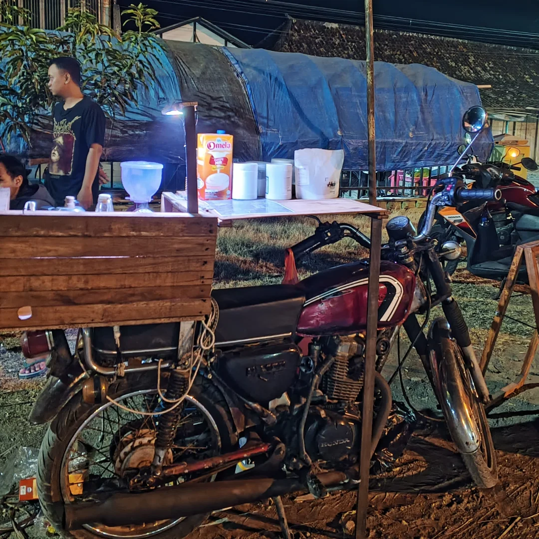 Suasana sekitar gerobak Lowcost