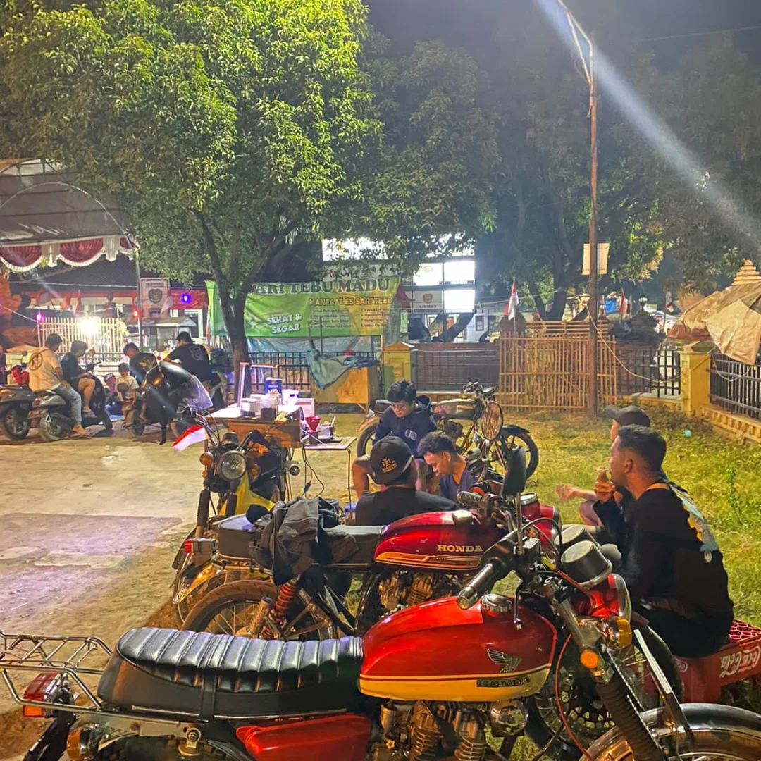 Orang-orang berkumpul di gerobak Lowcost